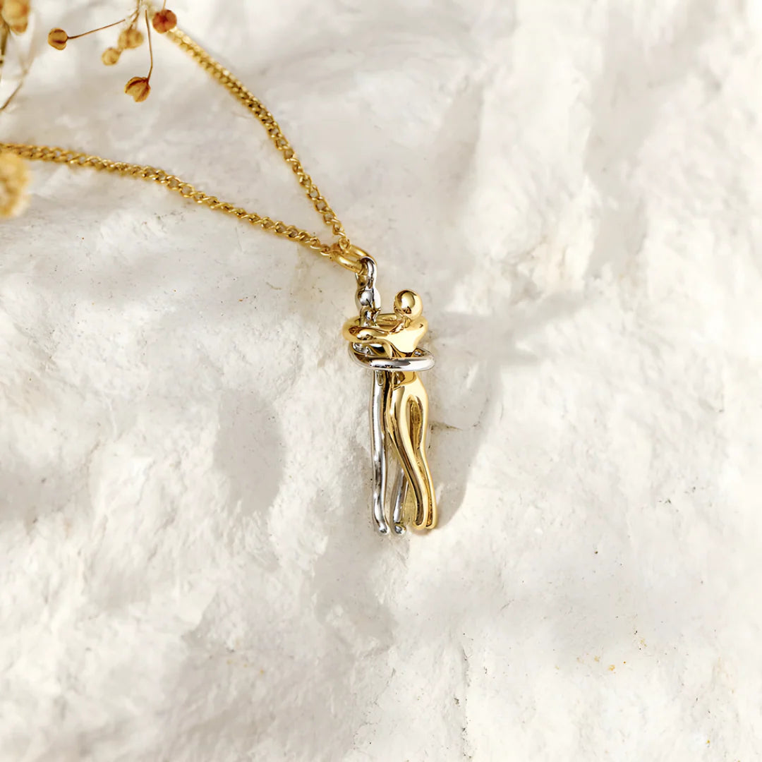 Abrazo Eterno: El collar que Siempre te Acompaña