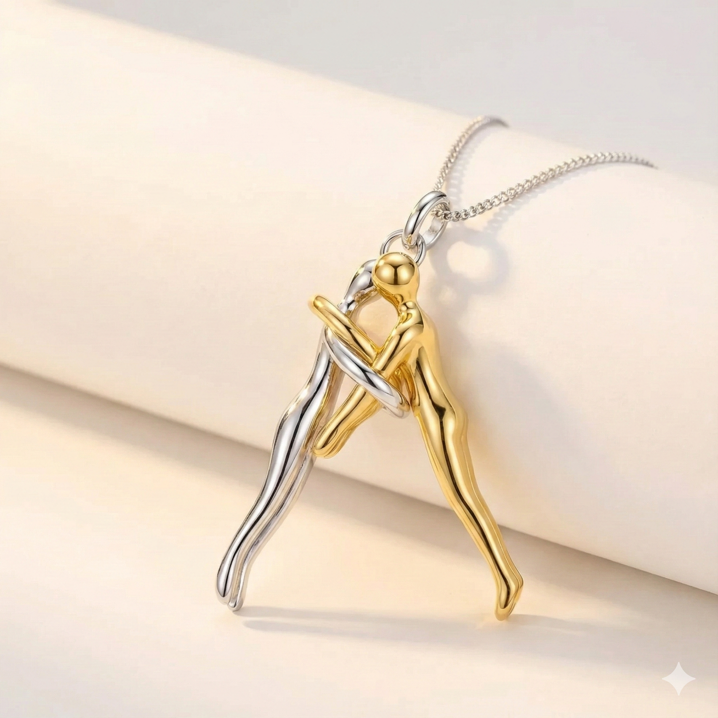 Abrazo Eterno: El collar que Siempre te Acompaña