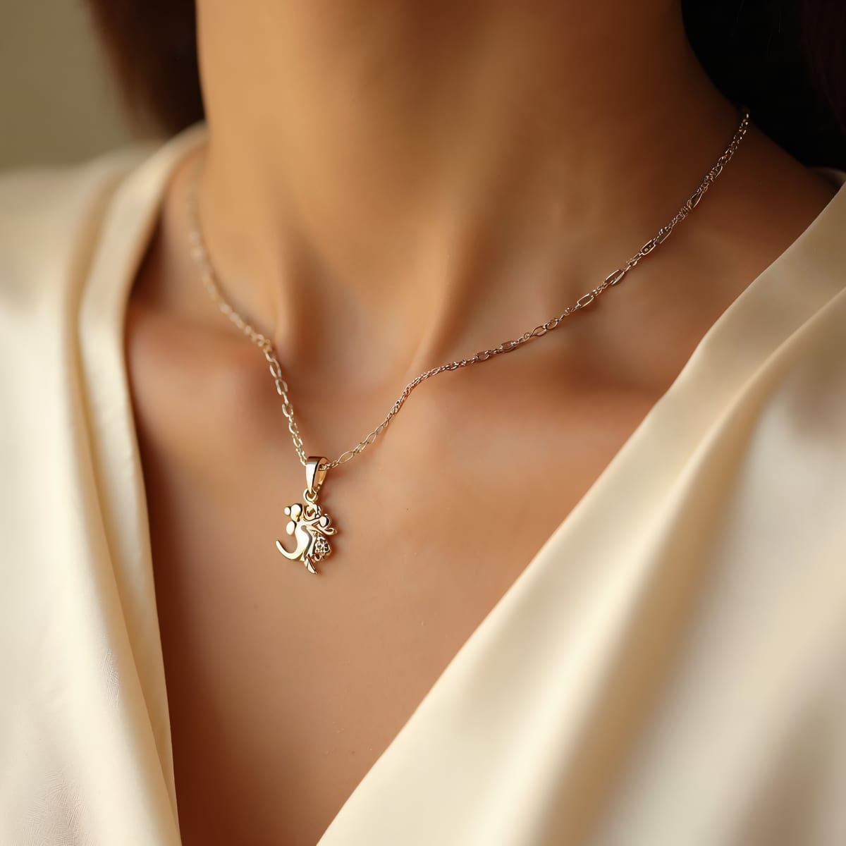 Madre llevando el collar El Abrazo Eterno